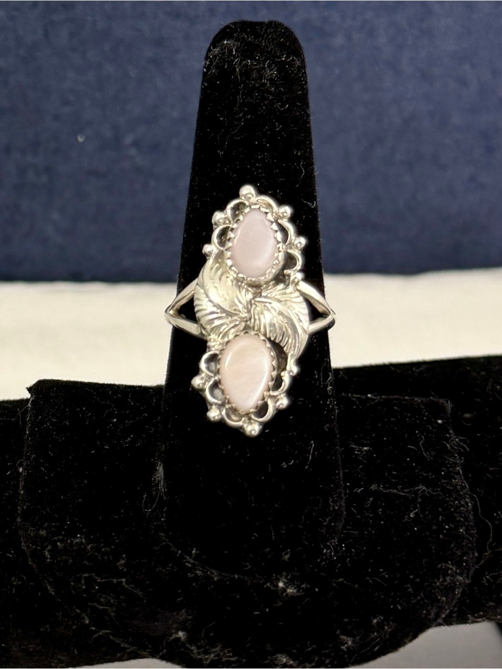 ANNIE CHAPO Navajo Sterling Silver Pink Pearl Etched Leaf Feather Ring; SIZE 7.5